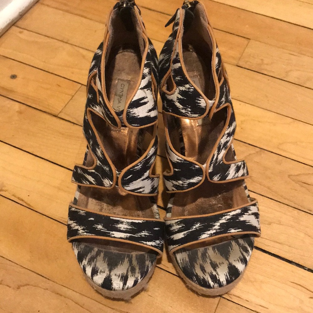 Adorable Cynthia Vincent black and white Wedges